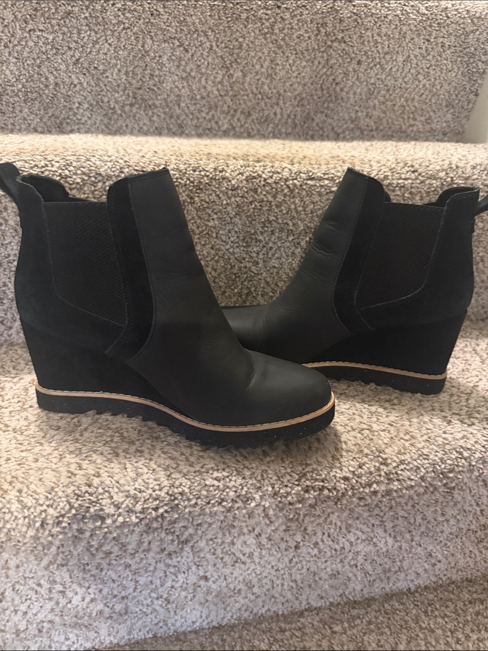 Toms Black Wedge Chelsea Boots with Contrast Trim
